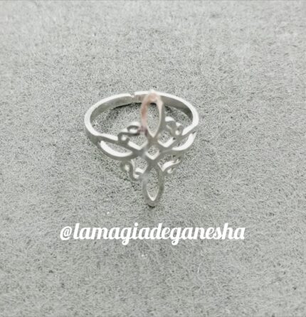 Anillo nudo de bruja plateado.